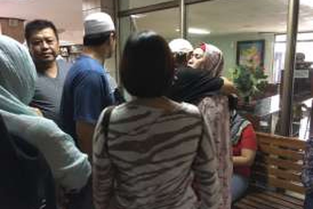 Kerabat korban penyekapan di Pulogadung, Jakarta Timur, memberikan ucapan belasungkawa kepada pihak keluarga di Rumah Sakit Kartika Pulomas, Jakarta Timur, Selasa (27/12/2016). Duka mendalam masih menyelimuti lorong dekat IGD di tempat ini.