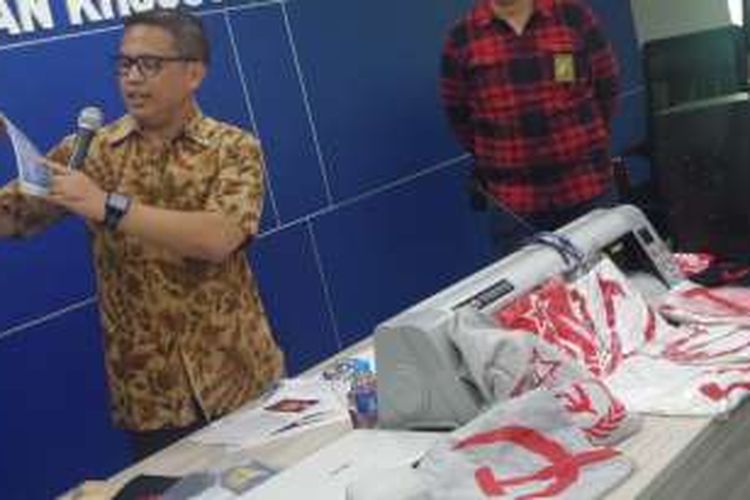 Direktur Tindak Pidana Ekonomi Khusus Bareskrim Polri Brigjen Pol Agung Setya menunjukkan desain baju palu arit yang disita dari tersangka HS di kantor Bareskrim Polri, Jakarta, Jumat (30/12/2016).