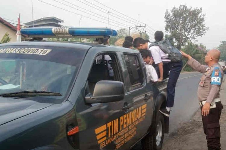 Polisi saat mengakut pelajar imbas mogok sopir angkot di Majalengka, Jawa Barat, Senin (5/9/2022). 