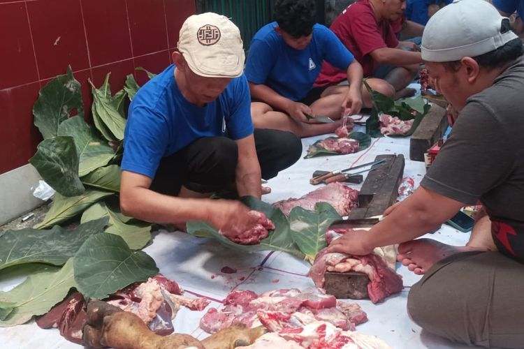 Harga Plastik Mahal, Warga Malang Bungkus Daging Kurban Pakai Daun Jati
