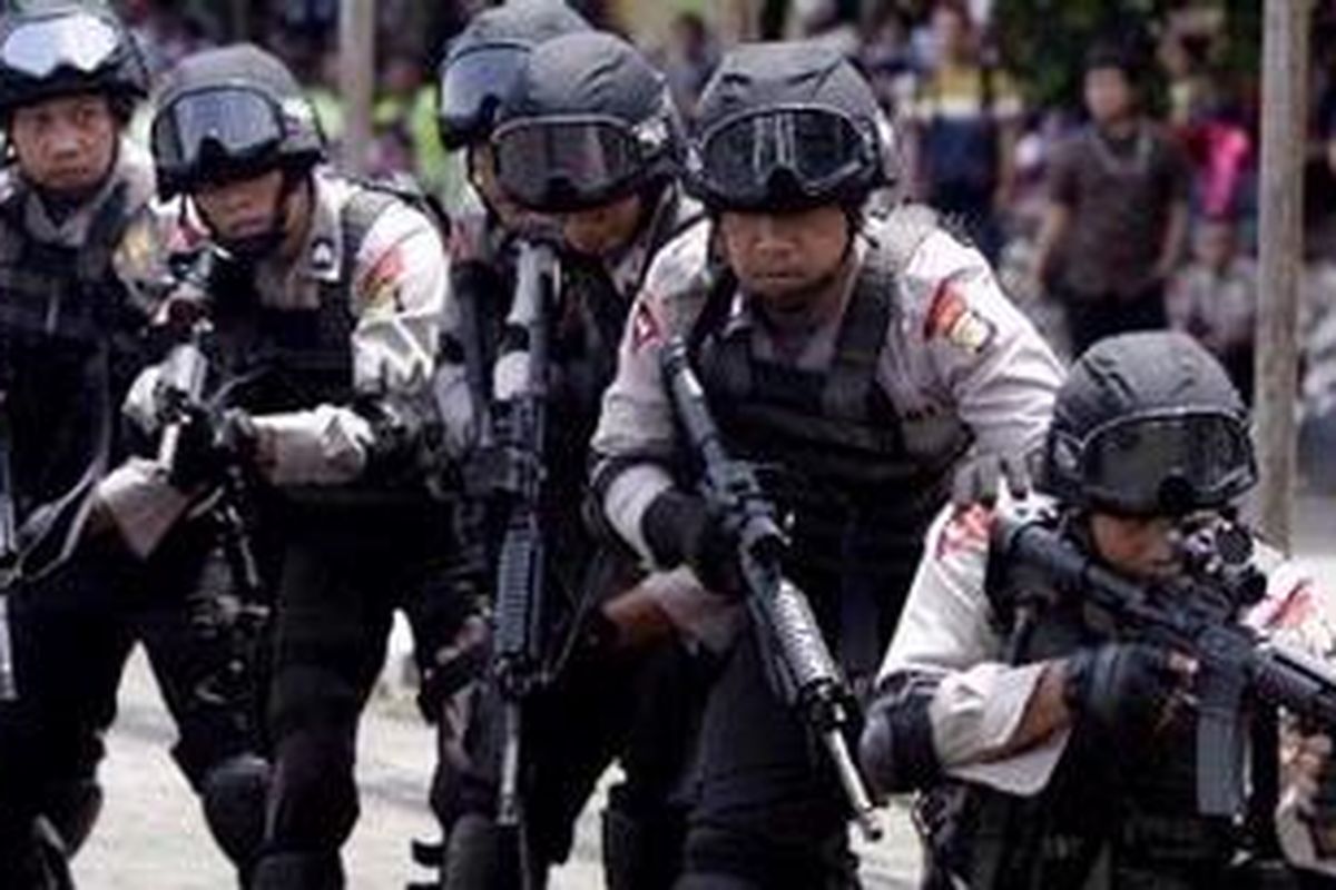 Polisi melakukan penyergapan terhadap obyek vital yang dikuasi teroris saat latihan gabungan dengan TNI dii Markas Komando Brimob Kelapa Dua, Depok, Jawa Barat, Selasa (9/3/2010). Latihan bersama ini untuk penanggulangi aksi terorisme di Indonesia. KOMPAS IMAGES/DHONI SETIAWAN