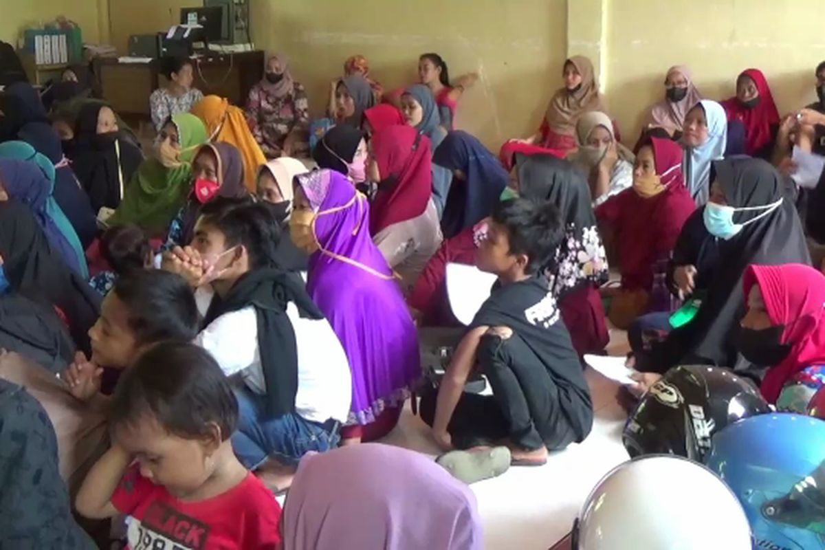 Kebelet Ingin Cairkan Bantuan Blt 500 Ribu, Warga Polman Pilih Berkerumun Tanpa Prokes