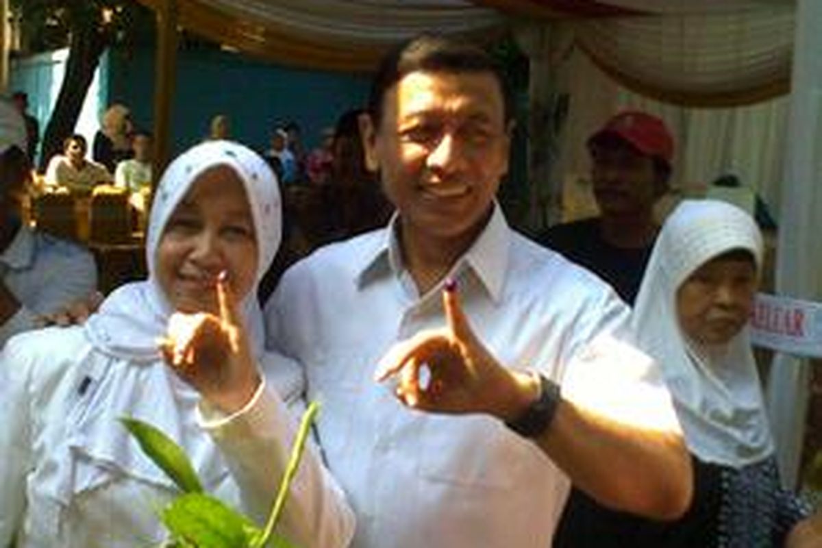 wiranto dan istri mengacungkan jari setelah mencontreng