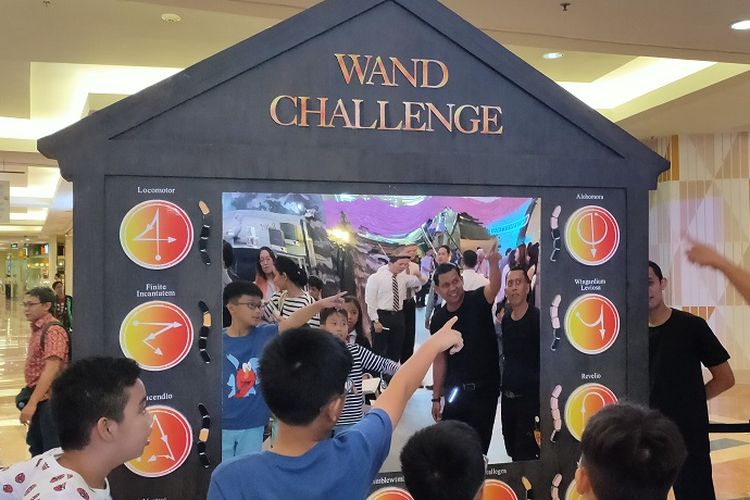 Pengunjung anak-anak mengasah kemampuan bermantra di instalasi Wand Challenge di Holiday at Mal Taman Anggrek with Harry Potter, Kamis (28/11/2019).