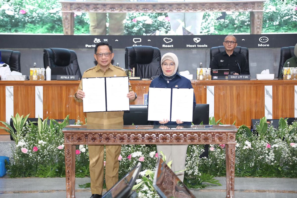 Menteri Dalam Negeri (Mendagri) Muhammad Tito Karnavian bersama Kepala Badan Pusat Statistik (BPS) Amalia Adininggar Widyasanti dalam penandatanganan Surat Edaran Bersama (SEB) di Gedung Sasana Bhakti Praja (SBP) Kantor Kementerian Dalam Negeri (Kemendagri), Jakarta, Senin (15/6/2026).