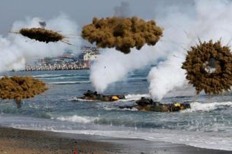 Kendaraan serbu amfibi marinir Korea Selatan melepaskan tembakan bom asal saat melakukan pendaratan di sebuah pantai. Pendaratan ini adalah bagian dari latihan gabungan AS-Korea Selatan.