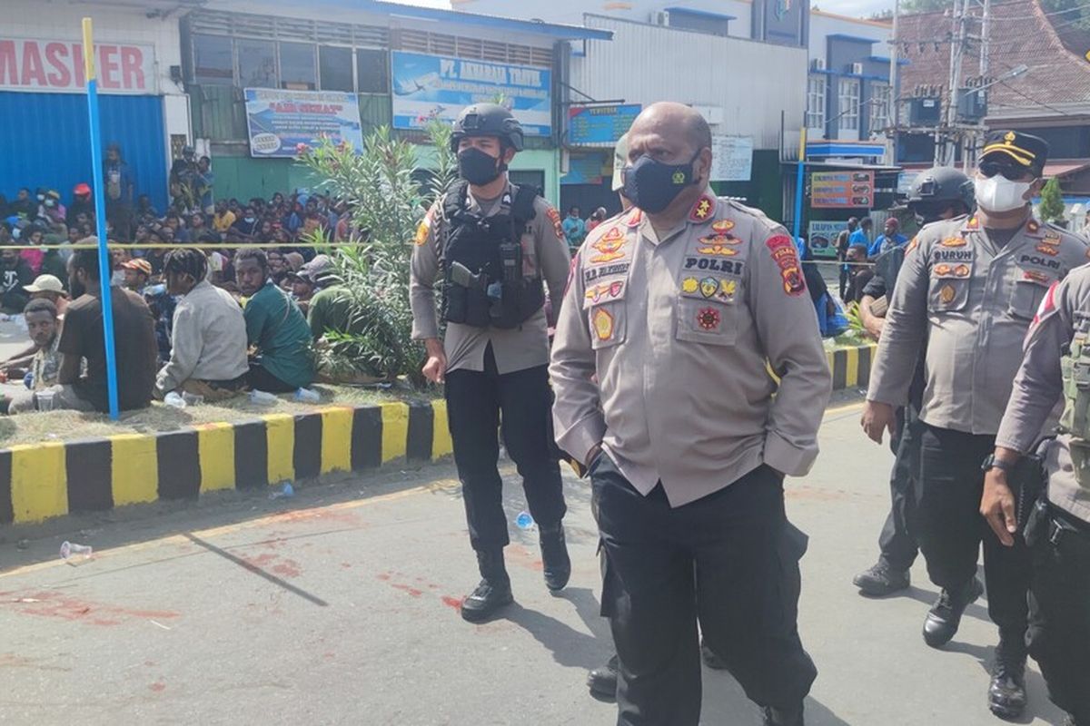 Aksi unjuk rasa ratusan mahasiswa yang menolak rencana pembentukan DOB, di Lingkaran Abe, Distrik Abepura, Kota Jayapura, Papua, Jumat (1/4/2022)