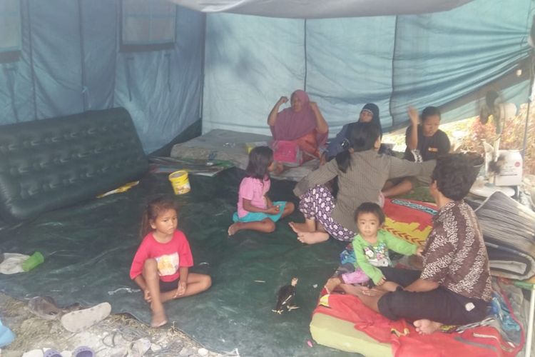 Korban banjir di Perumahan Witayu mengungsi di tepi Jalan Nelayan, Kelurahan Sri Meranti, Kecamatan Rumbai, Pekanbaru, Riau, Sabtu (24/11/2018).