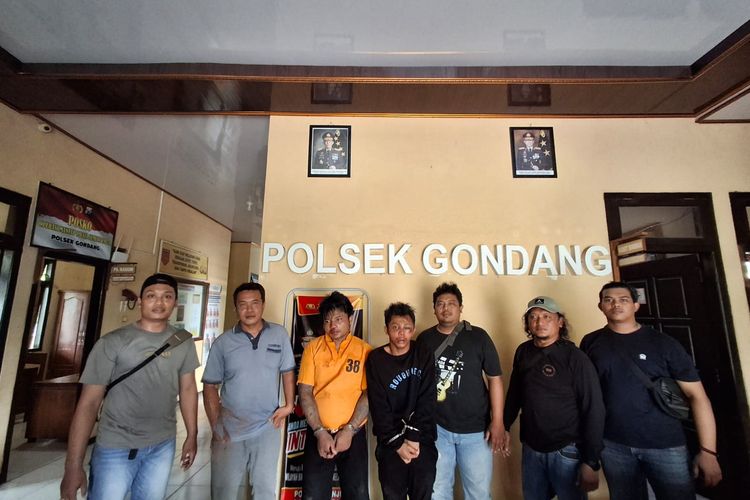 Kedua tersangka (tangan diborgol) saat diamankan aparat Polsek Gondang, Jumat (6/12/2024).