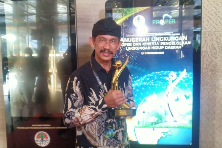 Manager Budidaya Tanaman dan Pusat Penelitian Rempah Sido Muncul Bambang Supartoko memegang Piala Proper 2023 kategori Emas. 