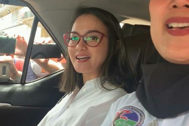 Ririn Ekawati berada di dalam mobil kepolisian di Polres Jakarta Barat saat hendak dibawa menuju BNN Lido, Bogor, Senin (9/3/2020) 