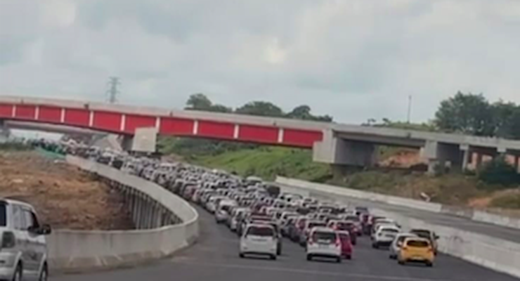 Tol IKN Membeludak, Natal dan Haul Sekumpul Picu Kemacetan GT Manggar