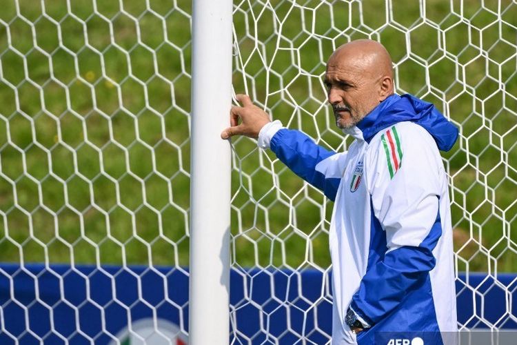 Pelatih Timnas Italia, Luciano Spalletti, saat mengawasi sesi latihan tim jelang bergulirnya Piala Eropa 2024.