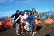 Hari Kartini, 100 Perempuan Pakai Kebaya di Puncak Gunung Kembang Wonosobo