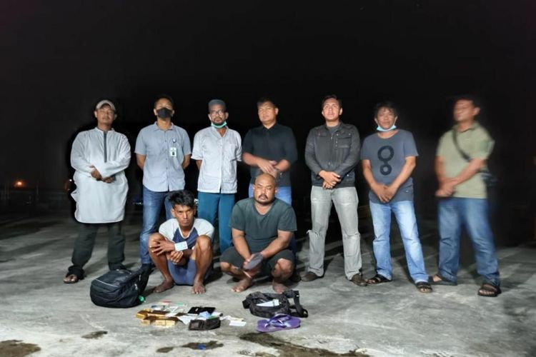 Dua WNA Malaysia (duduk) diamankan Tim Imigrasi dan Polairud Nunukan Kaltara. Kedua WNA nekat masuk Indonesia untuk memasok ikan di pasar ikan Jamaker Nunukan. Petugas juga menemukan sabu sabu dalam perahu asal Tawau tersebut