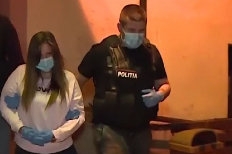 Ibu berusia 21 tahun asal Italia ketika ditangkap polisi Romania. Ibu itu dibekuk setelah terekam melempar bayinya ke lantai hotel karena bertengkar dengan pacar.