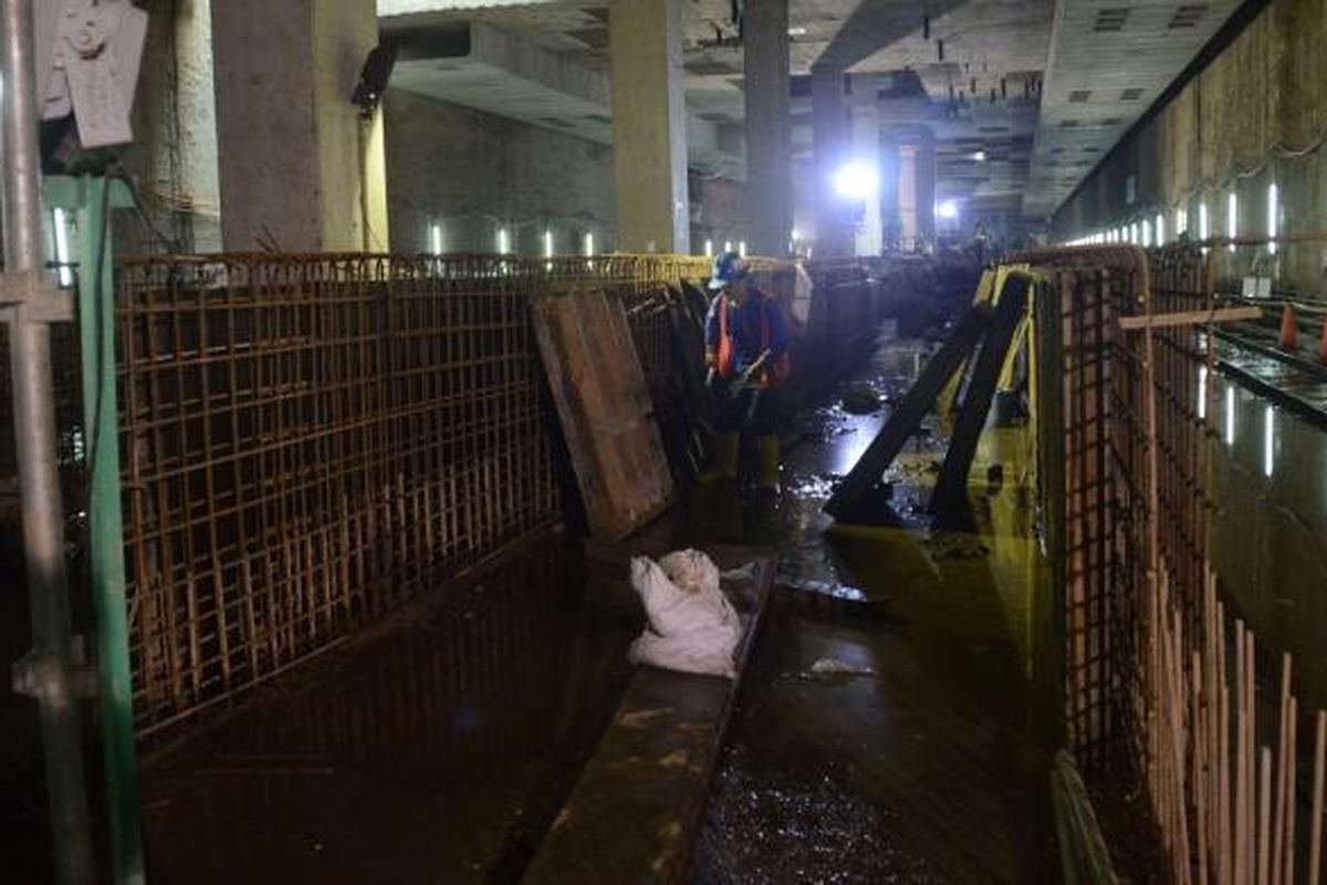 Pengerjaan tunnel yang berada di Stasiun Istora MRT Jakarta, Kamis (8/9/2016), sudah mencapai 900 meter dengan total panjang 1.330,5 meter. 