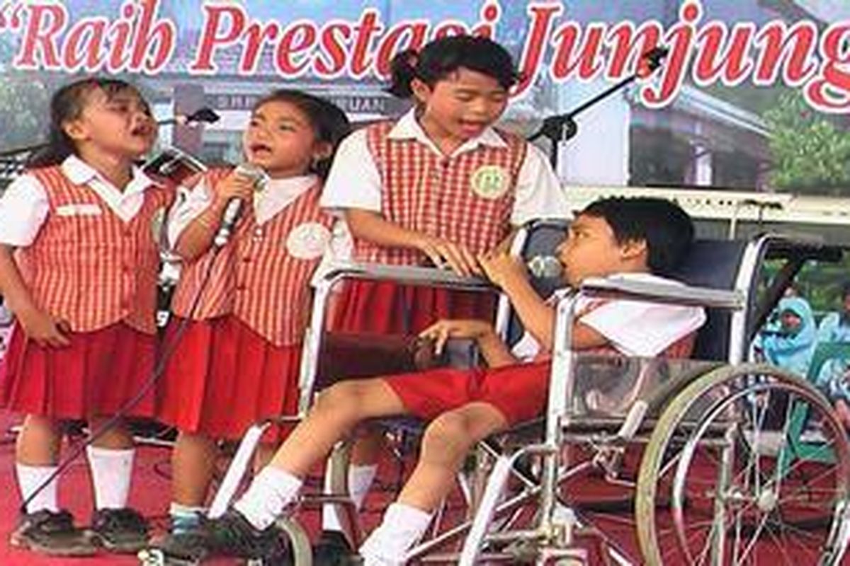 Wildan bersama tiga kawannya saat membacakan puis untuk Presiden saat Hardiknas di SMP LB Pasuruan. (02/05/2011)