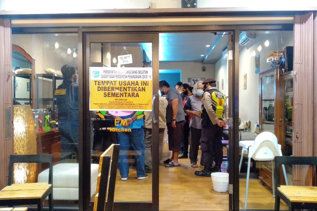 Tempat usaha kuliner di kawasan Serpong Utara disegel Satpol PP Tangerang Selatan karena melanggar pemberlakukan pembatasan kegiatan masyarakat (PPKM), Kamis (21/1/2021) dini hari.