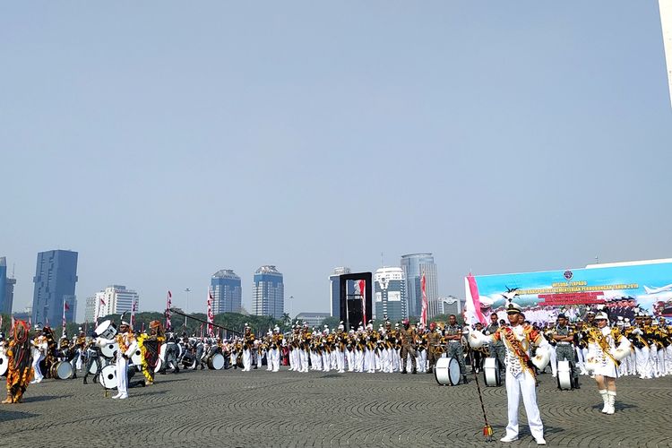 Ribuan lulusan Perwira Transportasi sekolah Kementerian Perhubungan (Kemenhub) mengikuti upacara kelulusan di Lapangan Silang Monas, Jakarta, Rabu (18/7/2019).