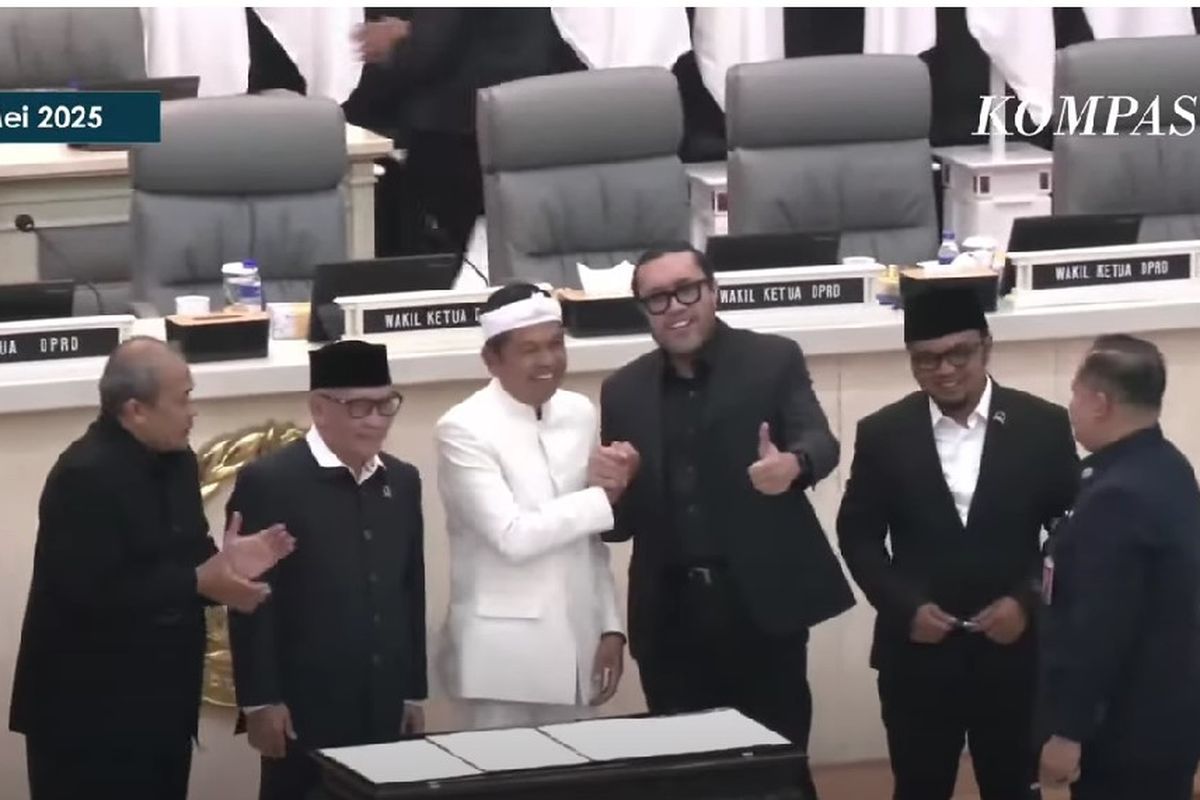 Suasana hangat dan penuh keakraban tampak dalam Rapat Paripurna DPRD Jawa Barat di Bandung, Kamis (22/5/2025). Gubernur Jawa Barat Dedi Mulyadi terlihat berdiri berdampingan dengan Wakil Ketua DPRD Jabar dari Fraksi PDI Perjuangan, Ono Surono. Keduanya tersenyum lebar sambil bersalaman.