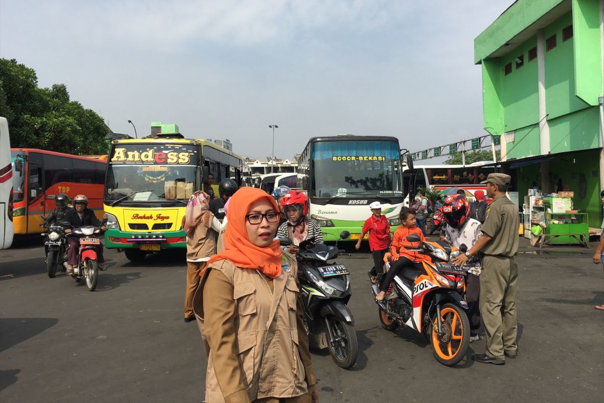 Pemerintahan Kota (Pemkot) Bekasi melalui Dinas Kependudukan dan Catatan Sipil (Disdukcapil) gelar operasi yustisi di terminal bus Kota Bekasi pada Senin (10/7/2017). 