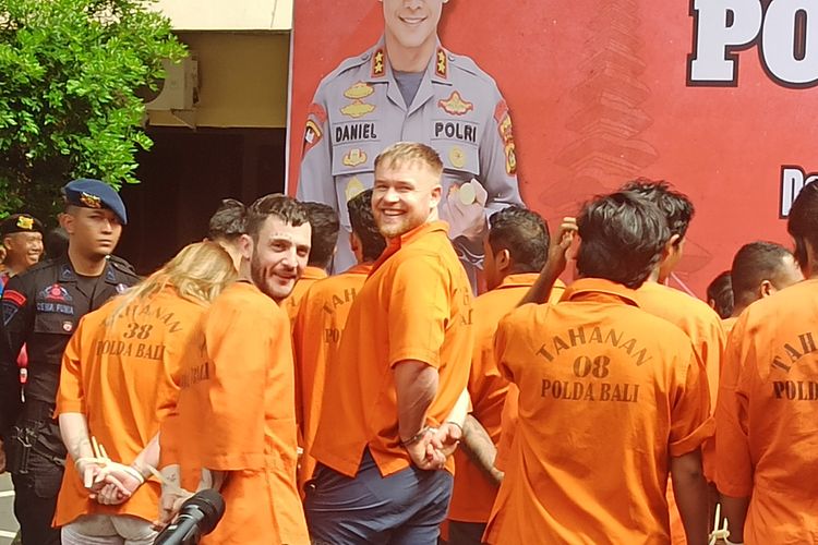 Tiga WNA asal Inggris, tersangka penyelundupan kokain ke Bali saat dihadirkan dalam jumpa pers di halaman gedung Direktorat Reserse Narkoba Polda Bali, pada Jumat (7/2/2025)  