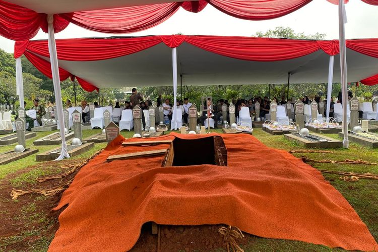 Juwono Sudarsono Dimakamkan di Samping Eks Gubernur Lemhanas Agus Widjojo