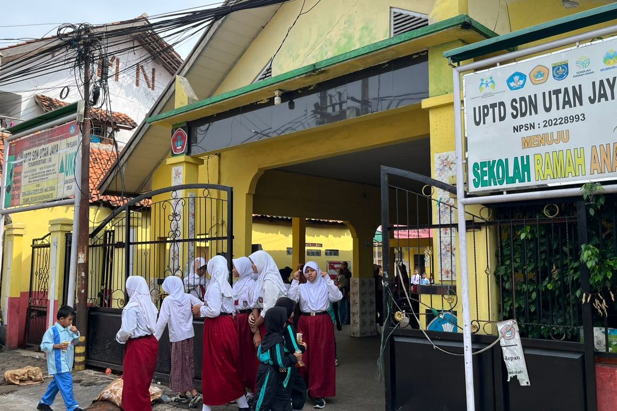 Aktivitas SDN Utan Jaya, Cipayung, Kota Depok, yang sudah kembali normal setelah sempat disegel, Jumat (9/5/2025).