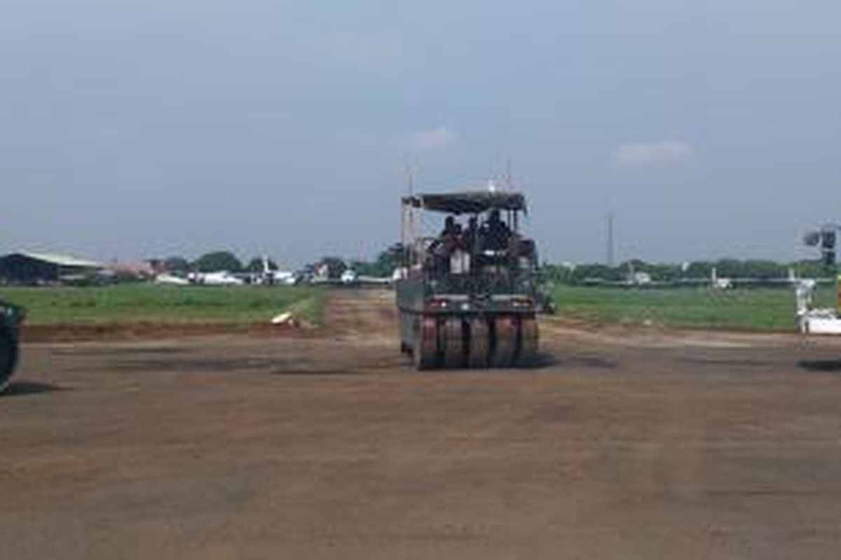 Bandara Pondok Cabe Jumat (4/12/2015) berbenah untuk persiapan penerbangan komersial di lokasi tersebut.