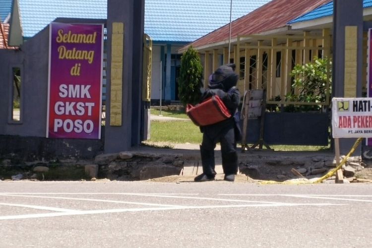 Satuan Gegana Polda Sulteng Amankan Benda di Duga Bom di sekolah SMAKER Poso Kota Pada Minggu (9/7/2017)