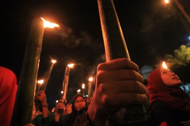 Mahasiswa Universitas Malikussaleh menggelar aksi pawai obor memperingati Hak Asasi Manusia (HAM) 10 Desember di Lhokseumawe, Aceh, Senin (10/12/2018) malam. Aksi yang dilakukan ratusan mahasiswa tersebut untuk mengingatkan kembali pemerintah terhadap pelanggaran HAM sekaligus mendesak Komnas HAM dan Presiden Joko Widodo menuntaskan sejumlah kasus pelanggaran HAM yang terjadi di Aceh dan di sejumlah daerah lainnya di Indonesia. ANTARA FOTO/Rahmad/ama.