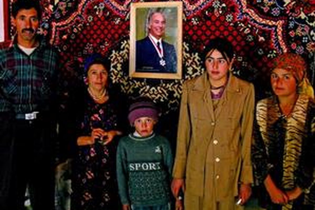 Keluarga Yodgor, seorang Khalifa dari Langar, bersama potret pemimpin spiritual Ismaili - Yang Mulia Aga Khan.