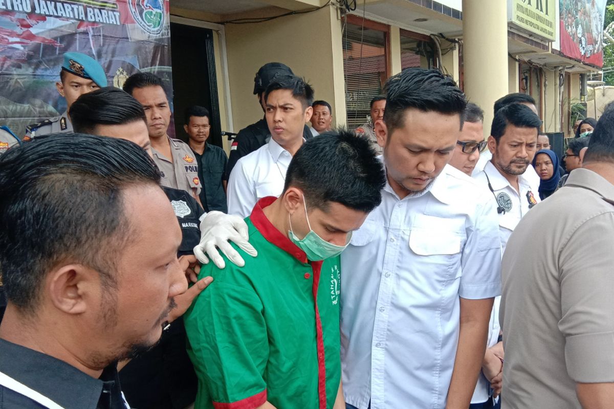 Steve Emmanuel dihadirkan sebagai tersangka kasus kepemilikan narkotika jenis kokain di Polres Jakarta Barat, Kamis (27/12/2018).