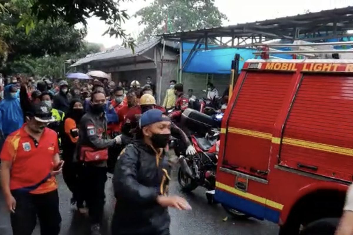 Tim SAR gabungan menemukan remaja bernama Muhammad Pandu Figiawan (13) tenggelam di Kali Ciliwung, Kampung Sawah, Srengseng Sawah, Jagakarsa, Jakarta Selatan pada Minggu (3/1/2021) dalam keadaan meninggal dunia.