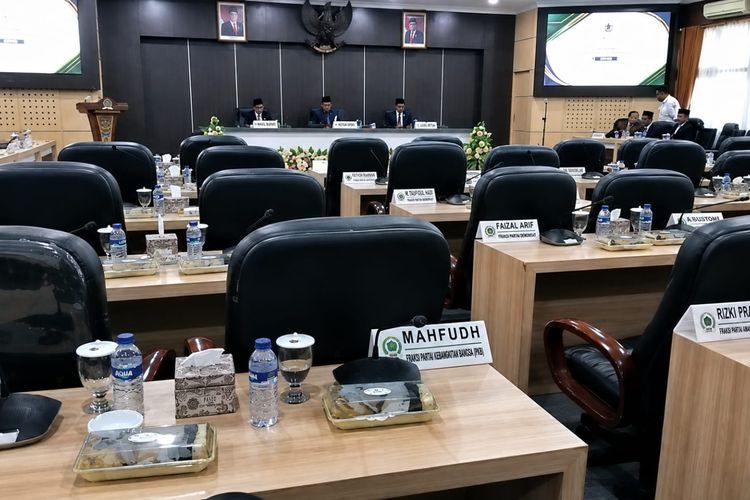 Hanya 3 Anggota DPRD Pamekasan Hadir, Sidang Paripurna Terpaksa Ditunda