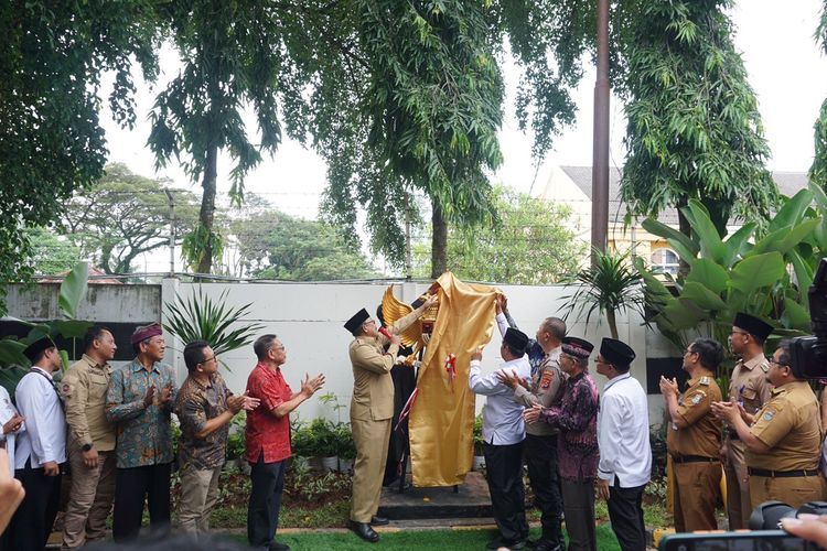 PT Alam Sutera Realty Tbk secara resmi menyerahkan 214 patung Garuda Pancasila kepada instansi pendidikan, lembaga keagaamaan, rumah ibadah, lembaga keamanan masyarakat serta instansi yang membutuhkan di Kabupaten Tangerang dan sekitarnya.