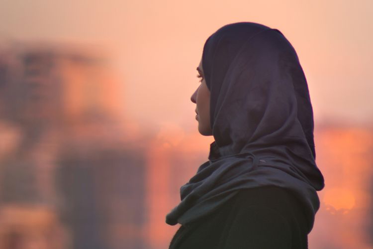 
Ilustrasi warna hijab yang bikin wajah kusam