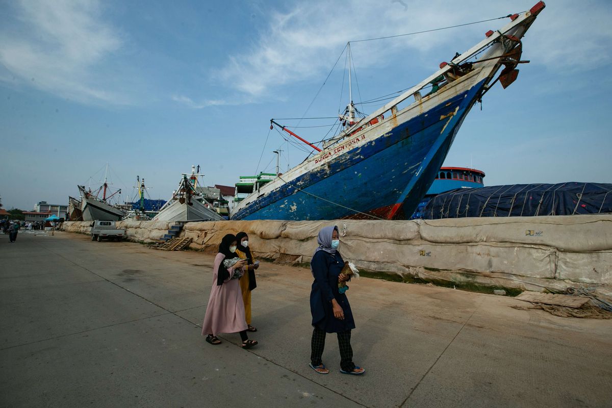 Warga usai menjalankan Shalat Idul Fitri di Pelabuhan Sunda Kelapa, Jakarta Utara, Senin (2/5/2022). Pemerintah menetapkan Hari Raya Idul Fitri jatuh pada hari ini.