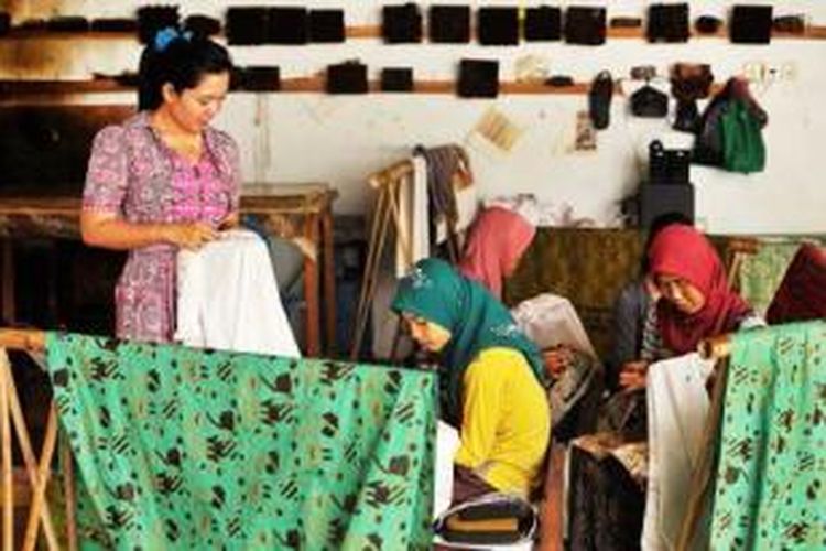 Perajin Batik Betawi di Kampung Kebon Kelapa, Desa Segara Jaya, Kecamatan Tarumajaya, Bekasi, Jawa Barat, Jumat (6/9/2013). 