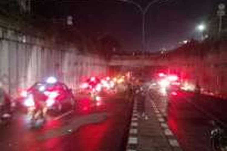Kondisi arus lalu lintas di Jalan Raya Pasar Minggu, Jakarta Selatan seusai proses evakuasi atap jembatan penyeberangan orang (JPO) di Pasar Minggu, Jakarta Srlatan pada Sabtu (24/9/2016).