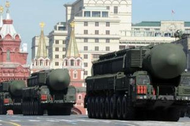 Iring-iringan kendaraan pengangkut rudal balistik Topol dalam parade hari kemenangan atas Nazi Jerman di Moskwa pada 9 Mei 2013. 