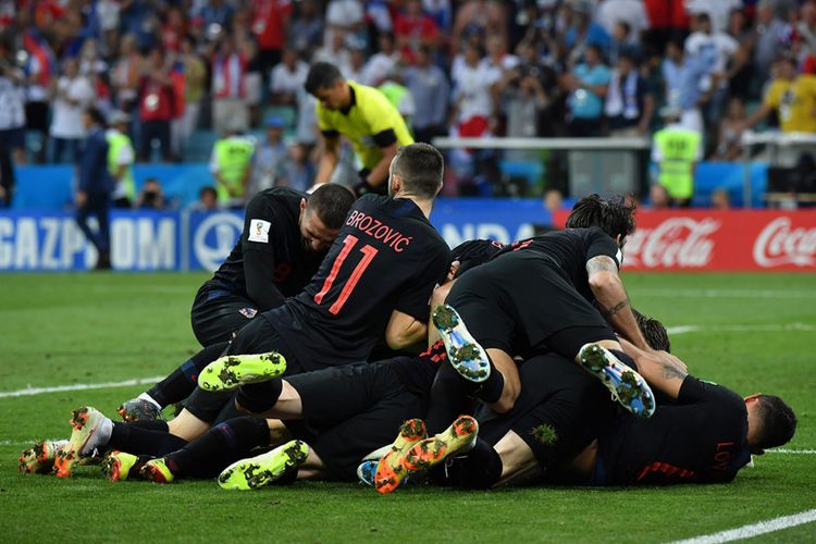 Pemain Kroasia merayakan kemenangan timnya atas Rusia pada laga babak perempat final Piala Dunia 2018 di Stadion The Fisht di Sochi, Sabtu (7/7/2018) waktu setempat. Kroasia menang 4-3 melalui adu penalti dan memastikan satu tempat di babak semifinal.