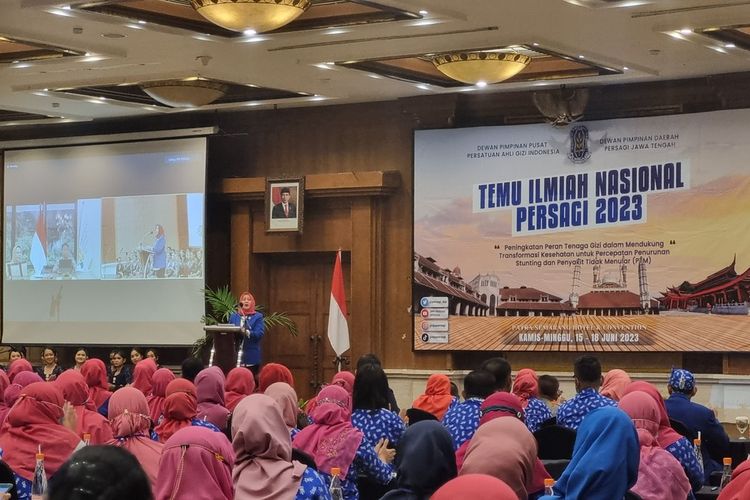 Ketua Umum DPP Persatuan Ahli Gizi indonesi (Persagi) Rudatin memberi sambutan saat Temu Ilmiah Nasional PERSAGI di Hotel Patra Semarang, Jumat (16/6/2023).