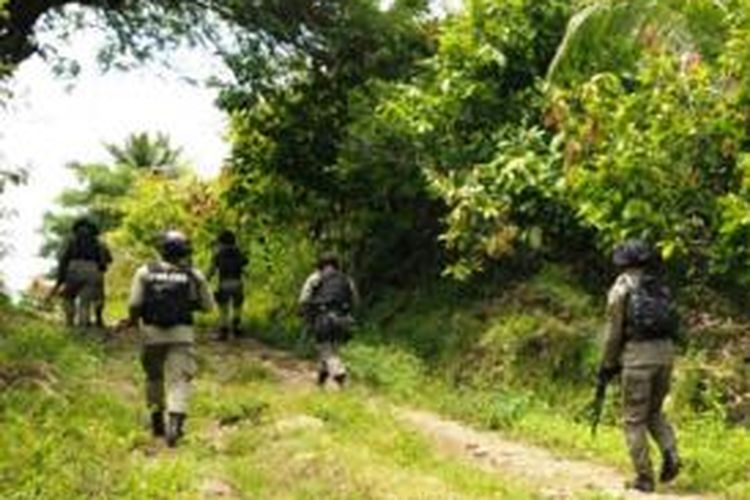 Penyisiran pasukan Brimob dalam Operasi Camar Maleo II di Poso Pesisir Utara.