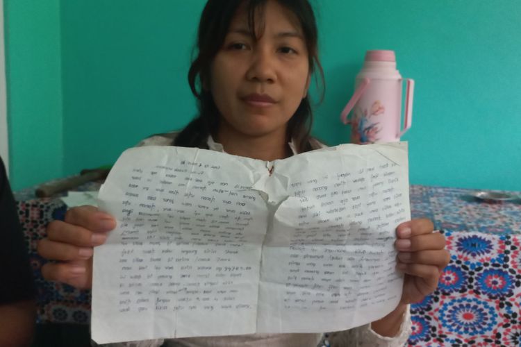 Meri Hapsari saat menunjukkan surat pertamanya setelah 5 tahun dianggap hilang oleh keluarganya. Berawal dari surat inilah komunikasi antara Meri dan keluarga di Purworejo mulai terbangun. 