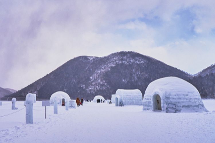 Ilustrasi rumah dan penduduk Eskimo, bentuk penyesuaian manusia dengan keadaan alam.