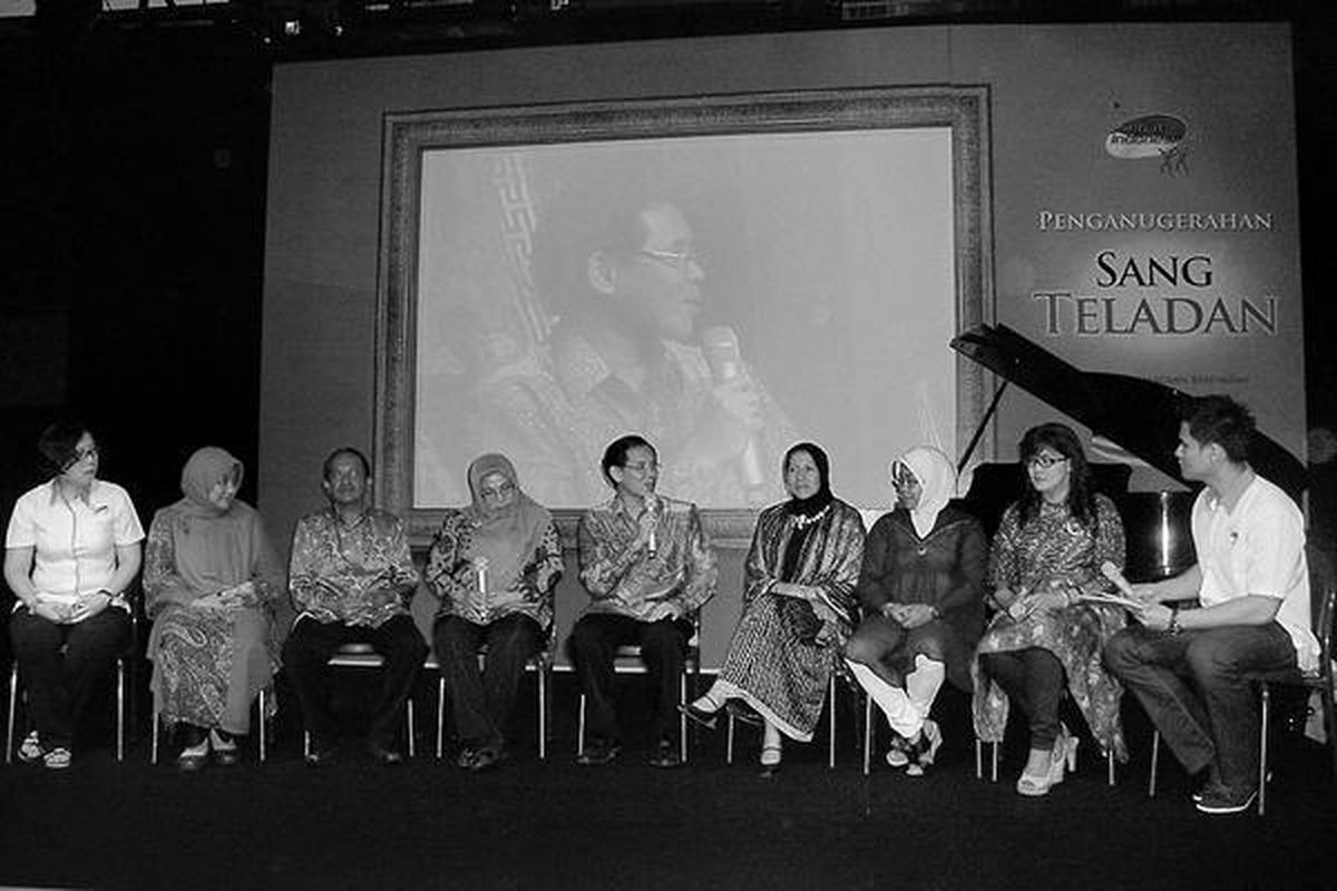 Sejumlah praktisi bidang kesehatan, antara lain bidan dan dokter sukarelawan, dari berbagai daerah menerima penghargaan Sang Teladan, 15 Juli 2011. Penghargaan ini diberikan kepada anggota masyarakat yang dianggap melakukan dedikasi besar dan tanpa pamrih untuk meningkatkan pelayanan kesehatan di daerah.