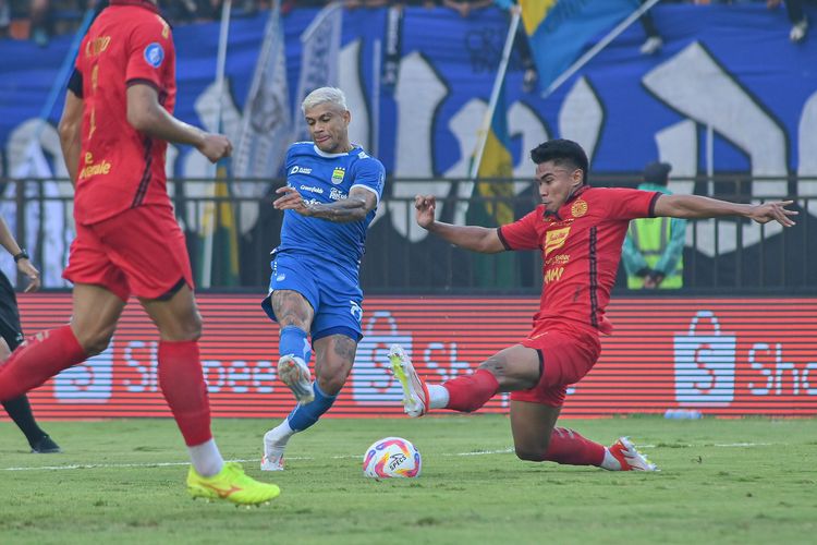 Duel Persija Jakarta vs Persib Bandung akan tersaji di pekan ke-23 Liga 1 2024-2025. Aksi penyerang Persib Ciro Alves dalam usaha melepas tendangan berusaha dihalau bek Persija Muhammad Ferarri dalam laga putaran pertama 23 September 2024 di Stadion Si Jalak Harupat, Soreang, Kabupaten Bandung. 