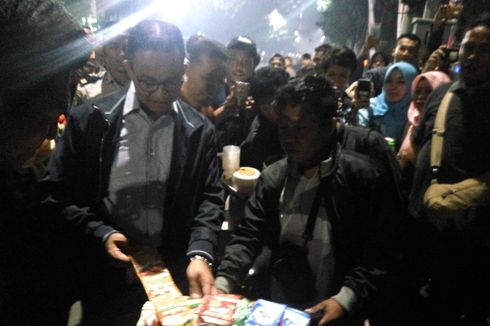 Malam Tahun Baru, Anies Hampiri Penjual Kopi Keliling dan Ajak Gabung OK OCE